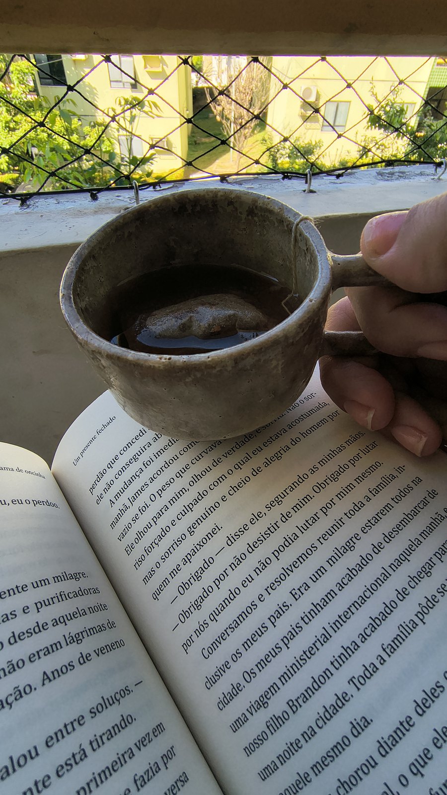 Momento devocional com café e livro