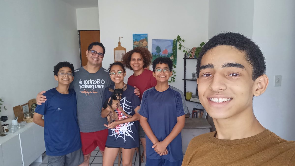Marília com o marido e os quatro filhos